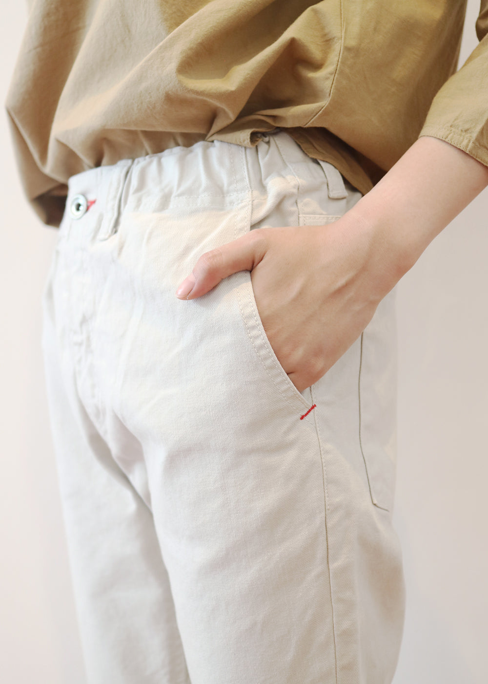 グレイッシュホワイト